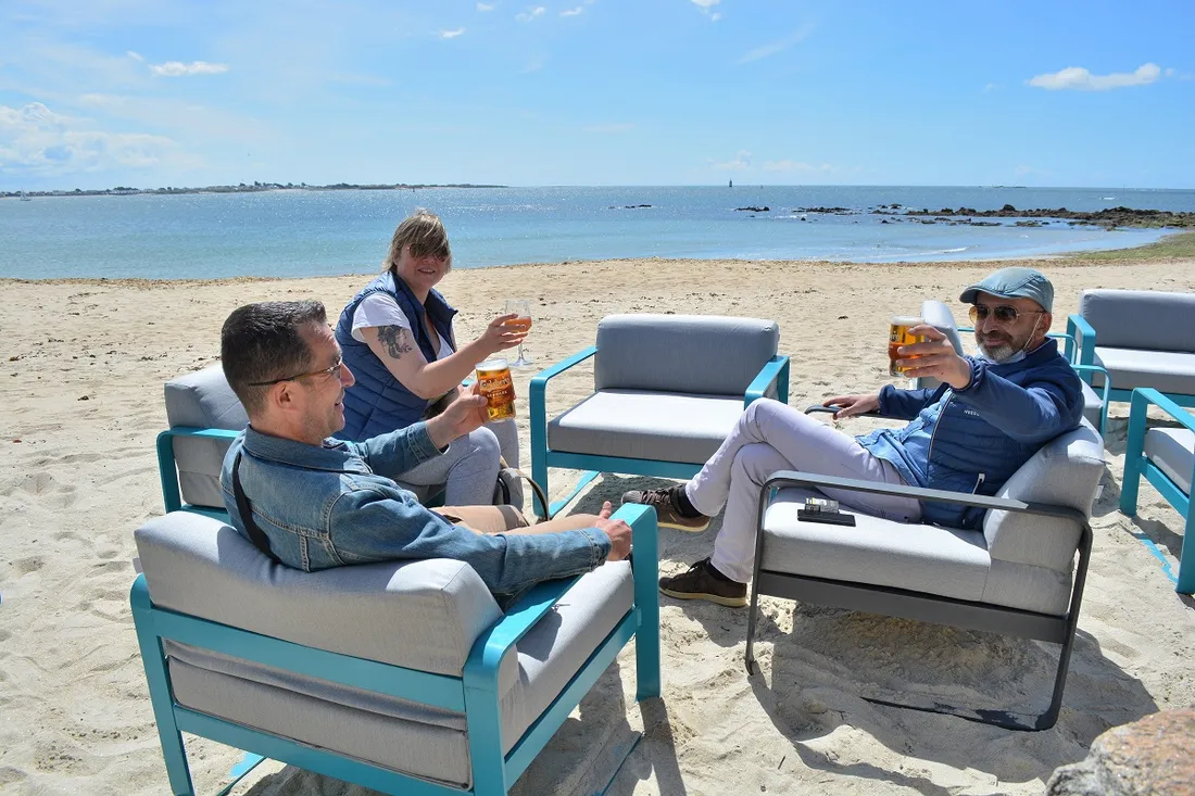 Les premiers clients en terrasse hier à Larmor-Plage
